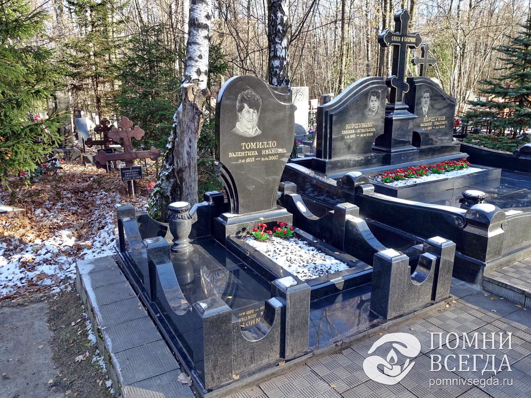 Гранитное надгробье со ступенчатой резьбой и теневой фотографией